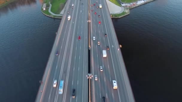 Bilspårning Från Luften Biltrafik Motorvägen Vid Solnedgången Top Från Drönare — Stockvideo