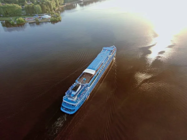 Das Kreuzfahrtschiff Fährt Sommer Bei Sonnenuntergang Den Fluss Entlang Umgeben — Stockfoto