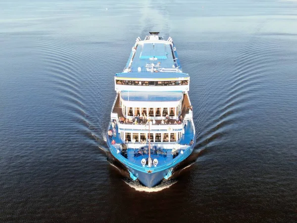 Das Kreuzfahrtschiff Fährt Sommer Bei Sonnenuntergang Den Fluss Entlang Umgeben — Stockfoto