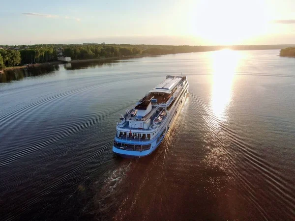 Vista Aérea Crucero Pasajeros Navega Para Encontrarse Con Sol Atardecer — Foto de Stock