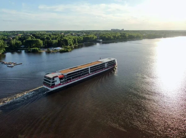 Vista Aérea Crucero Pasajeros Navega Para Encontrarse Con Sol Atardecer —  Fotos de Stock