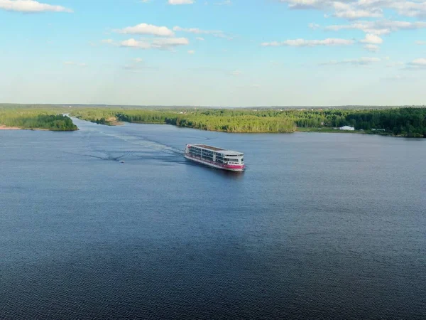 Crucero Vista Aérea Navega Largo Del Río Rodeado Por Hermoso — Foto de Stock