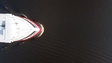 Yolcu gemisinin nehir boyunca yaptığı hava manzaralı yolculuk. İHA 'dan yukarıdan aşağıya doğru ateş edilmiş. Nehir yolculuğu