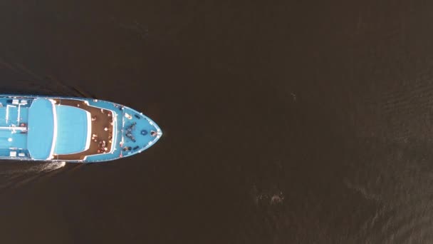 Légitámadás Személyhajóval Folyó Mentén Felülről Lefelé Drónról Hajós Körutazás — Stock videók