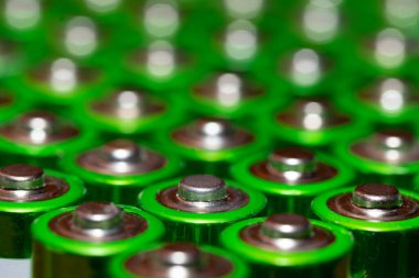 Bir sırada duran farklı markaların AA büyüklüğünde alkali pilleri kullanılmış. AA elektrik pilleri ve akümülatörlerinin üst görünüm arka plan dokusu. Adsız Alkolikler birbirine yakın paketlenmiş. Kullanılan AA piller