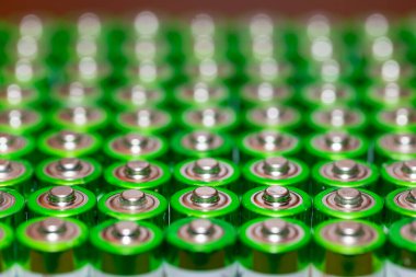 Bir sırada duran farklı markaların AA büyüklüğünde alkali pilleri kullanılmış. AA elektrik pilleri ve akümülatörlerinin üst görünüm arka plan dokusu. Adsız Alkolikler birbirine yakın paketlenmiş. Kullanılan AA piller