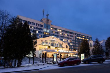 TRUSKAVETS, UKRAINE - 10 Ocak 2021. Truskavets şehri - Yeni yıl ve Noel ortamında bir spa merkezi..