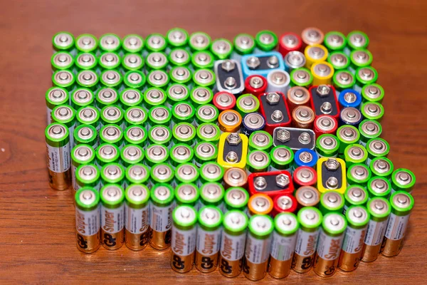 使用碱性电池Aa尺寸格式的不同品牌躺在一排 顶部查看电池和蓄电池Aa的背景纹理 Aa彼此紧挨在一起用过的Aa电池 — 图库照片