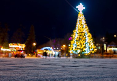 TRUSKAVETS, UKRAINE - 10 Ocak 2021. Truskavets şehri - yeni yıl ve Noel ortamında bir spa merkezi. Central Park 'ta Noel ağacı
