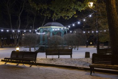 TRUSKAVETS, UKRAINE - 10 Ocak 2021. Truskavets şehri - Yeni yıl ve Noel ortamında bir spa merkezi..