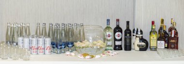 Bir. 02.2021 Truskavets şehri, Ukrayna. Ziyafetin ilk konteynırında çeşitli alkollü içecekler bulunan büfe. Şölende elit alkollü şişeler.