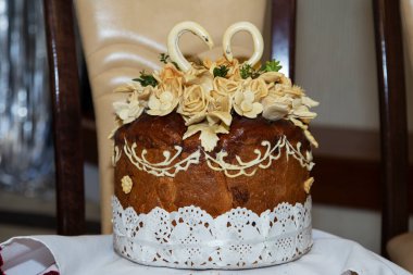 Nakış havlusuna geleneksel Ukrayna düğün ekmeği. Geleneksel düğün Ukrayna ekmeği Korovai