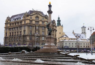 15.02.2021 Mickiewicz Meydanı, Lviv. Lviv 'deki Adam Mickiewicz anıtı. Lviv şehir merkezi bir UNESCO miras sitesidir..