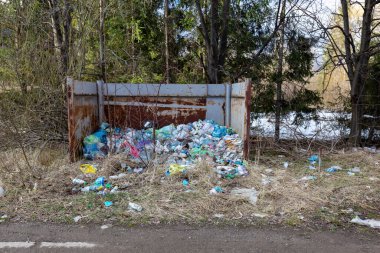 Ormanın etrafına çöp dök. Ev atıklarının çevre kirliliği sorunu. Ev atıklarının kullanılması ve sıralanması sorunu.
