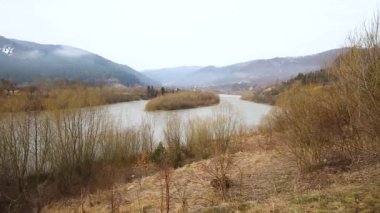 Karpatlar 'da dağ nehri ve sıradağlara bakan sisli bir sabah. Stryi nehrine bakan Ukrayna Karpatlarının eşsiz manzarası.