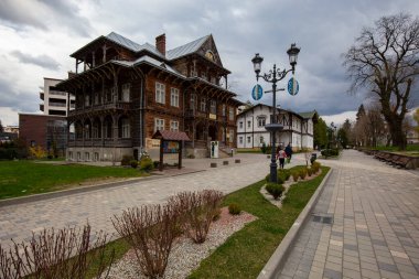 20 Nisan 2021 Truskavets Ukrayna 'da bir balneoloji tesisidir. Mikhail Bilas Sanat Müzesi, Stepan Bandera Caddesi, Truskavets, Ukrayna. Truskavets şehri bir balneoloji merkezidir. Truskavets bir... 