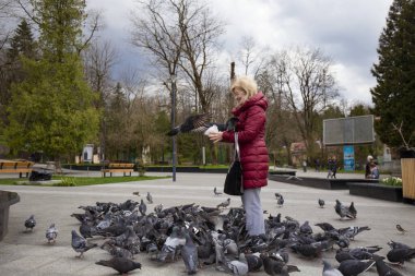 20 Nisan 2021 Truskavets Ukrayna 'da bir balneoloji tesisidir. Merkez pompa odasının yanındaki Truskavets 'in merkezinde güvercinler var..
