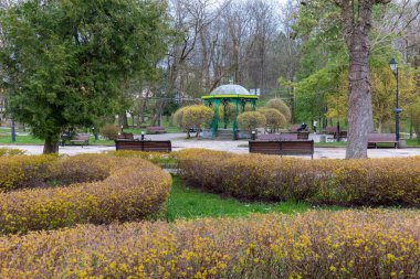 20 Nisan 2021 Truskavets Ukrayna 'da bir balneoloji tesisidir. Truskavets tatil köyü parkında müzik pavyonu. Balneoloji merkezi Truskavets şehri, Lviv bölgesi, Ukrayna.