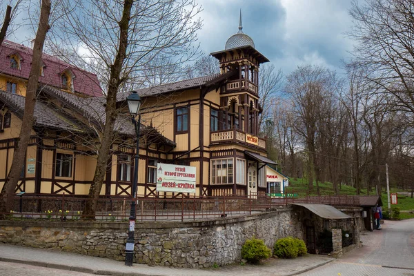 2021年4月20日 Truskavets Truskavets 是乌克兰的一个巴尔干度假胜地 特鲁斯卡夫历史博物馆 History Truskavets Museum 是利沃夫地区特鲁斯卡夫特市的一座城市历史博物馆 — 图库照片