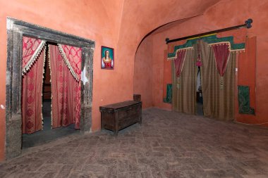 3 Mayıs 2021, Saint Miklos Kalesi (Çin Yarımadası). Chinadiyev Şatosu (ayrıca Aziz Miklos Kalesi olarak da bilinir) Ukrayna 'nın Ukrayna' daki Chinadiyovo köyünün 14.-19. yüzyıllara ait bir mimari anıttır..