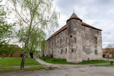 3 Mayıs 2021, Saint Miklos Kalesi (Çin Yarımadası). Chinadiyev Şatosu (ayrıca Aziz Miklos Kalesi olarak da bilinir) Ukrayna 'nın Ukrayna' daki Chinadiyovo köyünün 14.-19. yüzyıllara ait bir mimari anıttır..