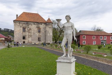 3 Mayıs 2021, Saint Miklos Kalesi (Çin Yarımadası). Chinadiyev Şatosu (ayrıca Aziz Miklos Kalesi olarak da bilinir) Ukrayna 'nın Ukrayna' daki Chinadiyovo köyünün 14.-19. yüzyıllara ait bir mimari anıttır..