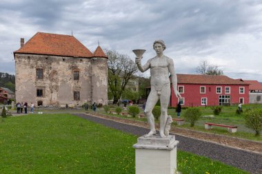 3 Mayıs 2021, Saint Miklos Kalesi (Çin Yarımadası). Chinadiyev Şatosu (ayrıca Aziz Miklos Kalesi olarak da bilinir) Ukrayna 'nın Ukrayna' daki Chinadiyovo köyünün 14.-19. yüzyıllara ait bir mimari anıttır..