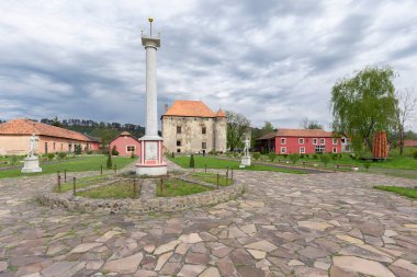 3 Mayıs 2021, Saint Miklos Kalesi (Çin Yarımadası). Chinadiyev Şatosu (ayrıca Aziz Miklos Kalesi olarak da bilinir) Ukrayna 'nın Ukrayna' daki Chinadiyovo köyünün 14.-19. yüzyıllara ait bir mimari anıttır..