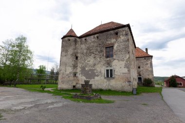 3 Mayıs 2021, Saint Miklos Kalesi (Çin Yarımadası). Chinadiyev Şatosu (ayrıca Aziz Miklos Kalesi olarak da bilinir) Ukrayna 'nın Ukrayna' daki Chinadiyovo köyünün 14.-19. yüzyıllara ait bir mimari anıttır..