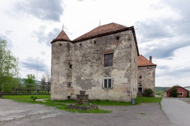 3 Mayıs 2021, Saint Miklos Kalesi (Çin Yarımadası). Chinadiyev Şatosu (ayrıca Aziz Miklos Kalesi olarak da bilinir) Ukrayna 'nın Ukrayna' daki Chinadiyovo köyünün 14.-19. yüzyıllara ait bir mimari anıttır..