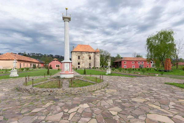 3 Mayıs 2021, Saint Miklos Kalesi (Çin Yarımadası). Chinadiyev Şatosu (ayrıca Aziz Miklos Kalesi olarak da bilinir) Ukrayna 'nın Ukrayna' daki Chinadiyovo köyünün 14.-19. yüzyıllara ait bir mimari anıttır..