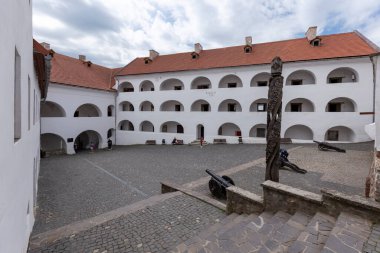 Mukachevo kasabası, Ukrayna 'daki Palanok Kalesi' nin havadan görünüşü. Palanok Şatosu veya Mukachevo Şatosu, Ukrayna 'nın batısındaki Mukacheve şehrinde bulunan tarihi bir kaledir.