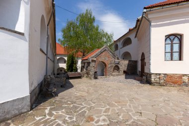 Mukachevo kasabası, Ukrayna 'daki Palanok Kalesi' nin havadan görünüşü. Palanok Şatosu veya Mukachevo Şatosu, Ukrayna 'nın batısındaki Mukacheve şehrinde bulunan tarihi bir kaledir.