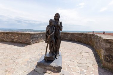 Mukachevo kasabası, Ukrayna 'daki Palanok Kalesi' nin havadan görünüşü. Palanok Şatosu veya Mukachevo Şatosu, Ukrayna 'nın batısındaki Mukacheve şehrinde bulunan tarihi bir kaledir.