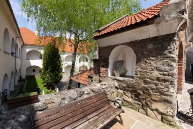 Mukachevo kasabası, Ukrayna 'daki Palanok Kalesi' nin havadan görünüşü. Palanok Şatosu veya Mukachevo Şatosu, Ukrayna 'nın batısındaki Mukacheve şehrinde bulunan tarihi bir kaledir.