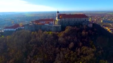 Mukachevo kasabası, Ukrayna 'daki Palanok Kalesi' nin havadan görünüşü. Palanok Şatosu veya Mukachevo Şatosu, Ukrayna 'nın batısındaki Mukacheve şehrinde bulunan tarihi bir kaledir.