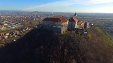 Mukachevo kasabası, Ukrayna 'daki Palanok Kalesi' nin havadan görünüşü. Palanok Şatosu veya Mukachevo Şatosu, Ukrayna 'nın batısındaki Mukacheve şehrinde bulunan tarihi bir kaledir.