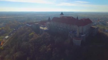 Mukachevo kasabası, Ukrayna 'daki Palanok Kalesi' nin havadan görünüşü. Palanok Şatosu veya Mukachevo Şatosu, Ukrayna 'nın batısındaki Mukacheve şehrinde bulunan tarihi bir kaledir.
