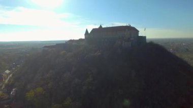 Mukachevo kasabası, Ukrayna 'daki Palanok Kalesi' nin havadan görünüşü. Palanok Şatosu veya Mukachevo Şatosu, Ukrayna 'nın batısındaki Mukacheve şehrinde bulunan tarihi bir kaledir.
