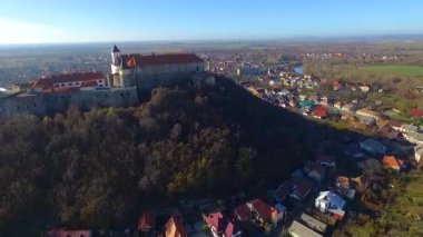 Mukachevo kasabası, Ukrayna 'daki Palanok Kalesi' nin havadan görünüşü. Palanok Şatosu veya Mukachevo Şatosu, Ukrayna 'nın batısındaki Mukacheve şehrinde bulunan tarihi bir kaledir.