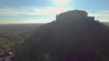 Mukachevo kasabası, Ukrayna 'daki Palanok Kalesi' nin havadan görünüşü. Palanok Şatosu veya Mukachevo Şatosu, Ukrayna 'nın batısındaki Mukacheve şehrinde bulunan tarihi bir kaledir.
