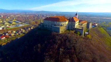 Mukachevo kasabası, Ukrayna 'daki Palanok Kalesi' nin havadan görünüşü. Palanok Şatosu veya Mukachevo Şatosu, Ukrayna 'nın batısındaki Mukacheve şehrinde bulunan tarihi bir kaledir.
