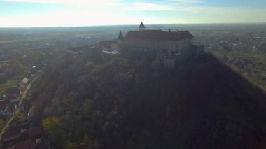 Mukachevo kasabası, Ukrayna 'daki Palanok Kalesi' nin havadan görünüşü. Palanok Şatosu veya Mukachevo Şatosu, Ukrayna 'nın batısındaki Mukacheve şehrinde bulunan tarihi bir kaledir.
