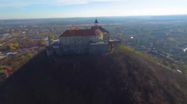 Mukachevo kasabası, Ukrayna 'daki Palanok Kalesi' nin havadan görünüşü. Palanok Şatosu veya Mukachevo Şatosu, Ukrayna 'nın batısındaki Mukacheve şehrinde bulunan tarihi bir kaledir.