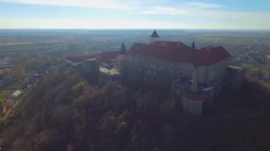 Mukachevo kasabası, Ukrayna 'daki Palanok Kalesi' nin havadan görünüşü. Palanok Şatosu veya Mukachevo Şatosu, Ukrayna 'nın batısındaki Mukacheve şehrinde bulunan tarihi bir kaledir.