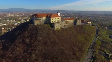 Mukachevo kasabası, Ukrayna 'daki Palanok Kalesi' nin havadan görünüşü. Palanok Şatosu veya Mukachevo Şatosu, Ukrayna 'nın batısındaki Mukacheve şehrinde bulunan tarihi bir kaledir.