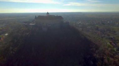 Mukachevo kasabası, Ukrayna 'daki Palanok Kalesi' nin havadan görünüşü. Palanok Şatosu veya Mukachevo Şatosu, Ukrayna 'nın batısındaki Mukacheve şehrinde bulunan tarihi bir kaledir.