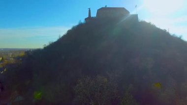 Mukachevo kasabası, Ukrayna 'daki Palanok Kalesi' nin havadan görünüşü. Palanok Şatosu veya Mukachevo Şatosu, Ukrayna 'nın batısındaki Mukacheve şehrinde bulunan tarihi bir kaledir.