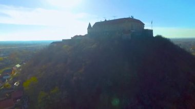 Mukachevo kasabası, Ukrayna 'daki Palanok Kalesi' nin havadan görünüşü. Palanok Şatosu veya Mukachevo Şatosu, Ukrayna 'nın batısındaki Mukacheve şehrinde bulunan tarihi bir kaledir.