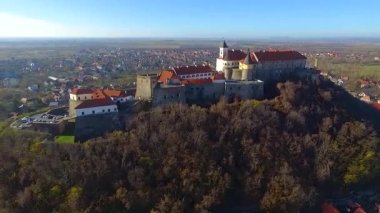 Mukachevo kasabası, Ukrayna 'daki Palanok Kalesi' nin havadan görünüşü. Palanok Şatosu veya Mukachevo Şatosu, Ukrayna 'nın batısındaki Mukacheve şehrinde bulunan tarihi bir kaledir.